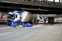 LKW blieb unter Bruecke haengen Koeln Ehrenfeld Innere Kanalstr Hornstr P020